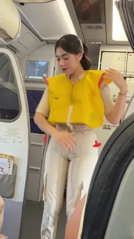 Pramugari cantik sedang safety demo!! #pramugariindonesia #pramugaricantik #superairjet 