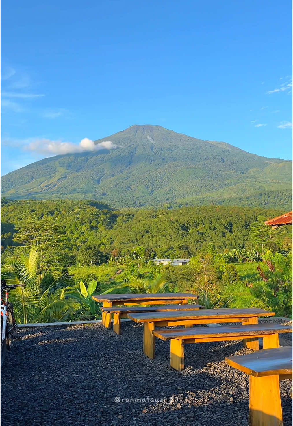 Indahnya Atap Jabar ⛰️ 📍Sejuta Pohon Kelapa - Kuningan  #atapjawabarat #fyp #fyppppppppppppppppppppppp #fypシ゚ #kuningan #kuninganjawabarat #kuninganjabarhits #jawabarat #wisata #wisatacibuntukuningan #sejutapohonkelapa 