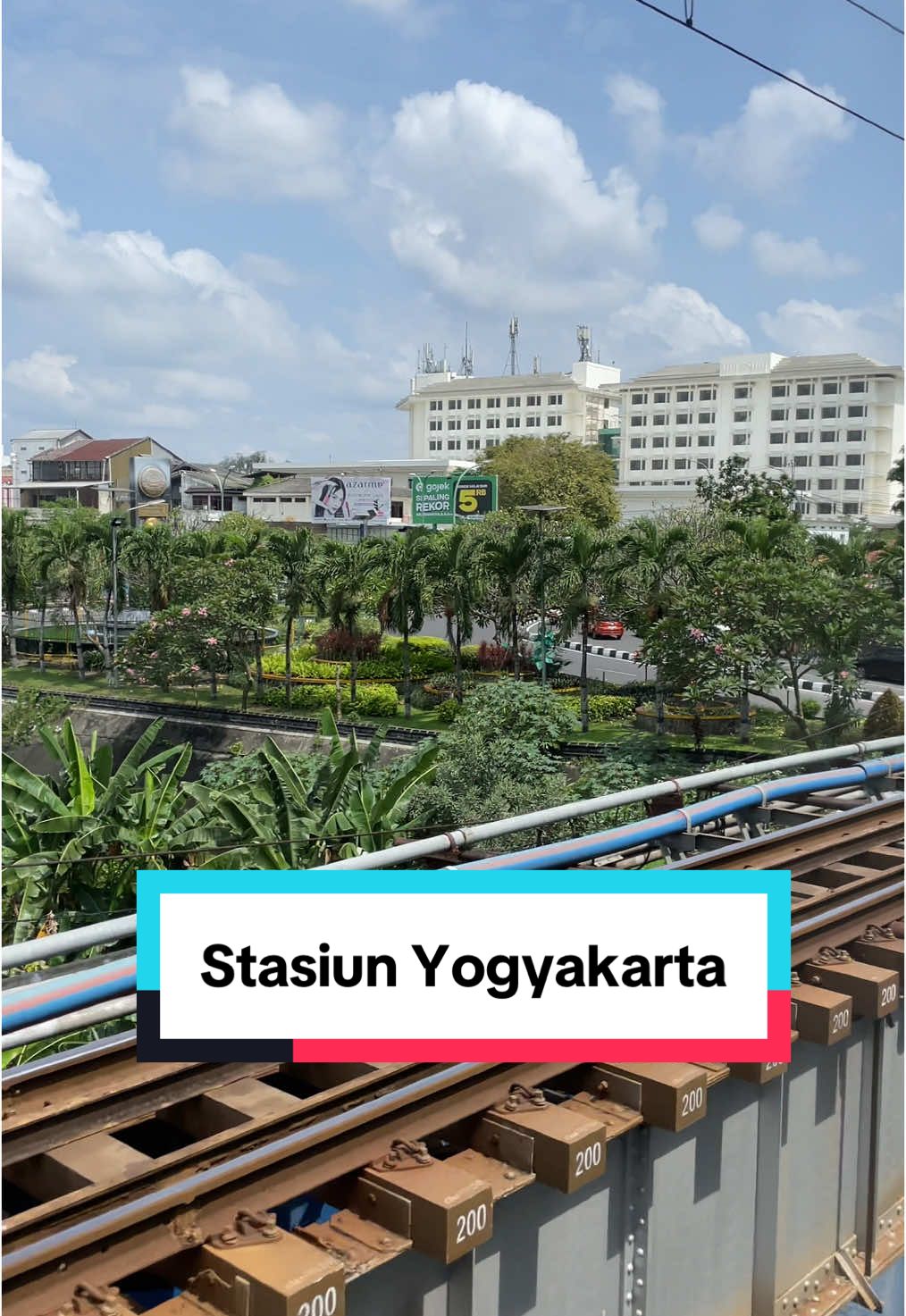 Suasana menuju stasiun ini emang paling beda dan ngangenin #fyp #viral #yogyakarta #keretaapiindonesia #railfansindonesia #yogyakartaistimewa 