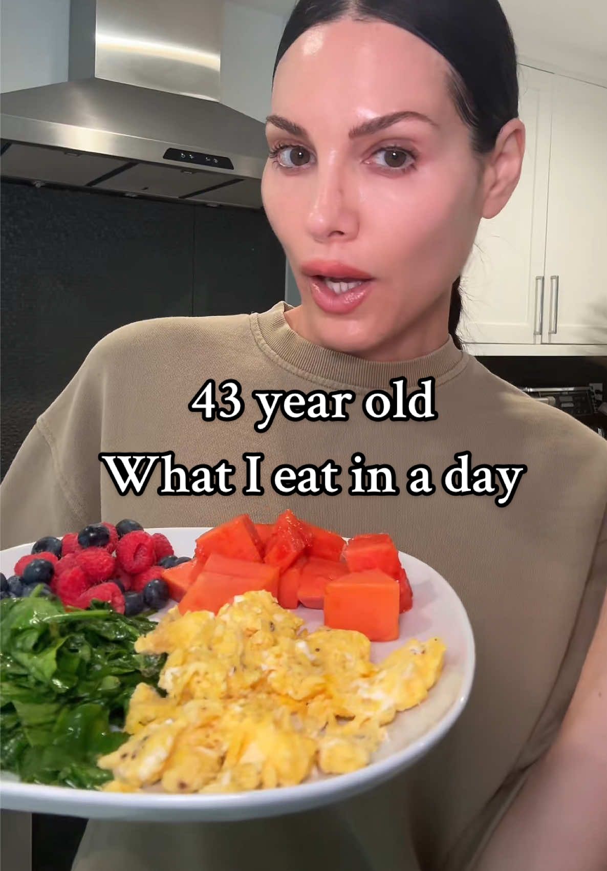Here’s everything that I ate today #eating #foodtiktok #Foodie #wieiad #mindfuleating #healthyfood #realfood #antiinflammatory #eatingclean #motivation #discipline 
