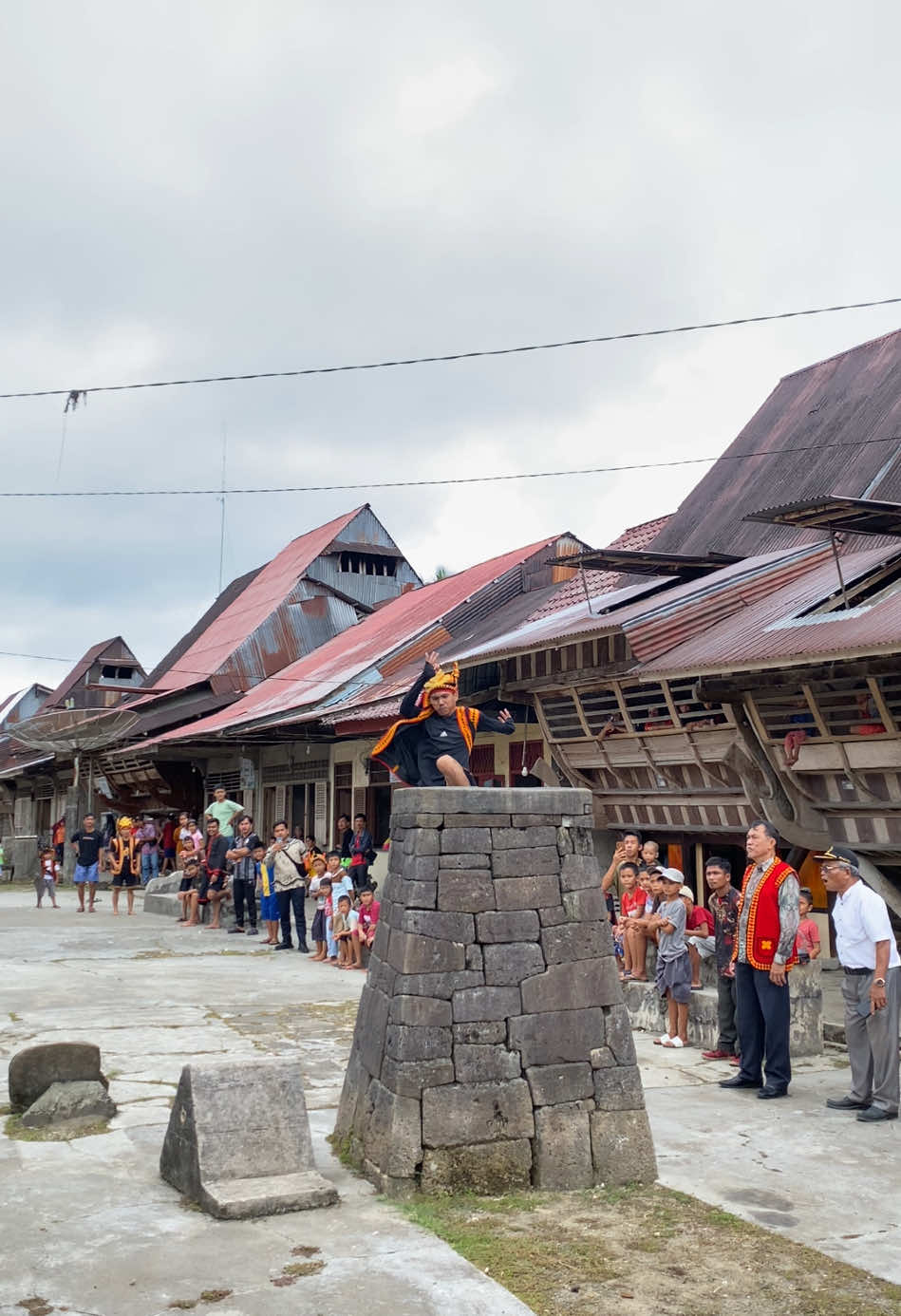lompat batu di Nias, Sumatera Utara adalah sebuah tradisi budaya yang memiliki makna dalam dan terkait dengan kekuatan, ketangkasan, kedewasaan, keberanian dan mental laki-laki Nias. #nias #sumaterautara #budayaindonesia #lompatbatunias 