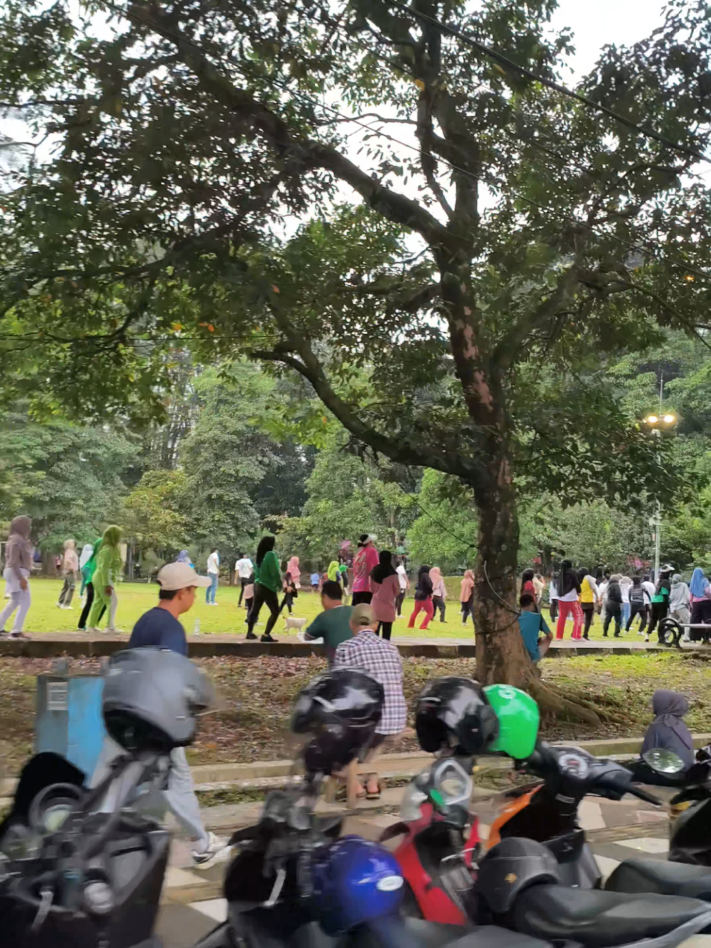 taman heulang tempat olahraga atau tempat jajan? 🤭   #jajanantamanheulang  #vibesbogor  #vibeshujan  #pocox7pro #fypシ゚ #viral #bogorkotahujan 