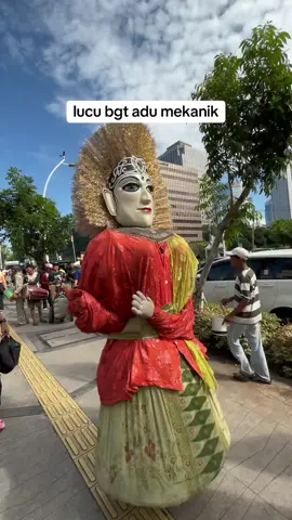 Tadi pagi liat ondel-ondel di CFD sarinah lagi adu mekanik sama maskotnya Dove Hair Tonic lucu bgt 😂 . Coba tag @dove.indonesia deh 