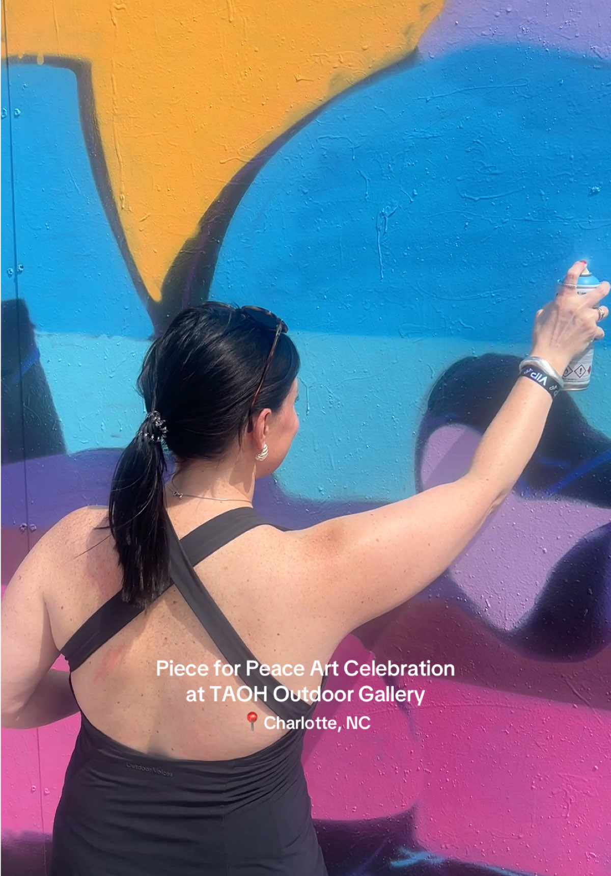 celebrating Charlotte’s vibrant art scene at TAOH Outdoor Gallery 👏🏻#pieceforpeacemovement #pieceforpeace #taohoutdoorgallery #charlottenc #charlotteart 