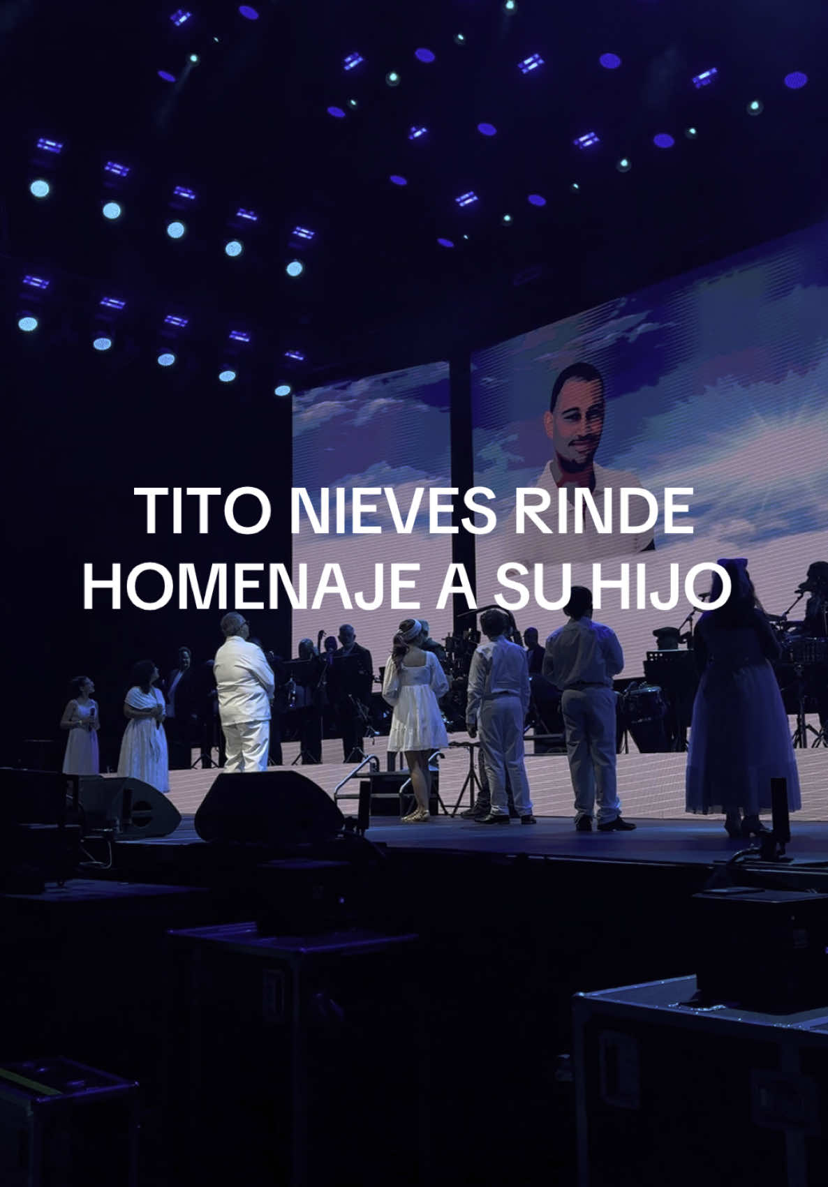 ¡MOMENTO EMOTIVO! 🤍 @TitoNievesOficial rindió homenaje a su hijo interpretando “Fabricando Fantasías” durante la celebración de sus 50 años de trayectoria. ✨🎶🇵🇷 #elconciertologo #elconciertologopr #titonieves #fabricandofantasias 