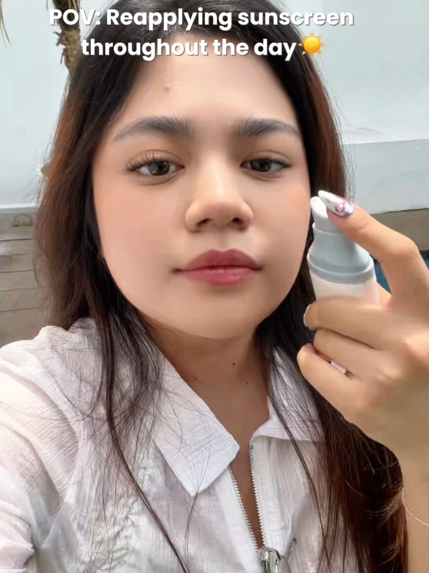 Re-apply sunscreen? Dulu males. Sekarang? Ketagihan gara-gara Hyalu-Cica Water-Fit Sunserum! 💧✨ Ringan, no white cast, nyaman di atas makeup. Glowing & protected all day! #SKIN1004 #SKIN1004ID #SKIN1004Indonesia #centella #skincare #skintok