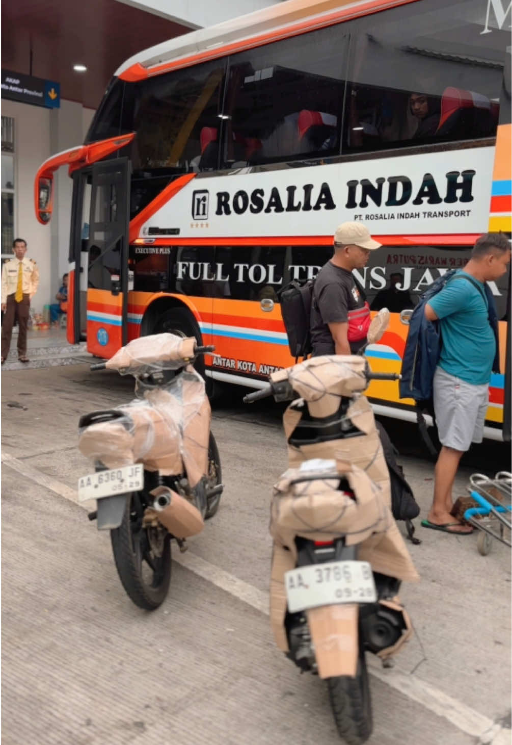 #busrosaliaindah #rosaliaindah #rosaliaindahmania #rosaliaindahofficial #tulangbawang #unit2 #palembang #lampung #rosin #magelang24jam #terminaltidarmagelang #terminalmagelang #videobusindonesia #videocinematicbus @Rosalia Indah Official 