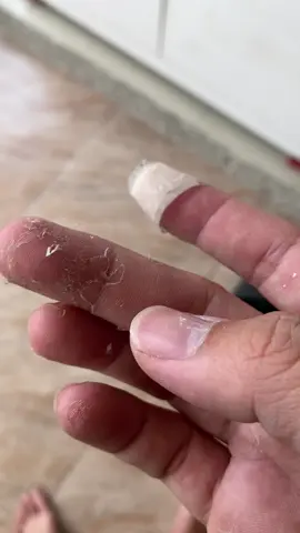 Lem paralon tuh emang nempel kuat… tapi yang paling bikin candu: momen nyabut lem di tangan 😭✨ . #L#LemParalonS#SatisfyingMomentD#DIYIndonesiaR#RecehTikTokF#FYPRecehB#BikinNgakakS#SatisfyingContentT#TangankuLemH#HandsOnWorkL#LemChallengeT#TukangVibesF#FixSatisfyingN#NgupasLemT#TikTokRumahanNgontenDulu
