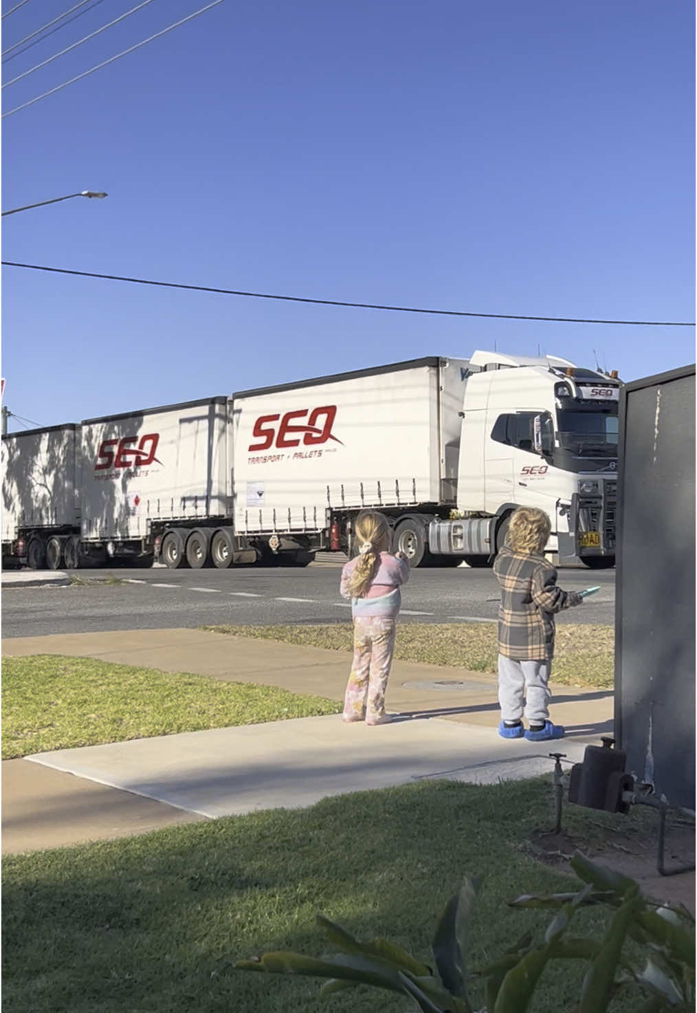Can the kids get the truck to honk the horn ? #truck #fyp #roadtrain #foryoupage 