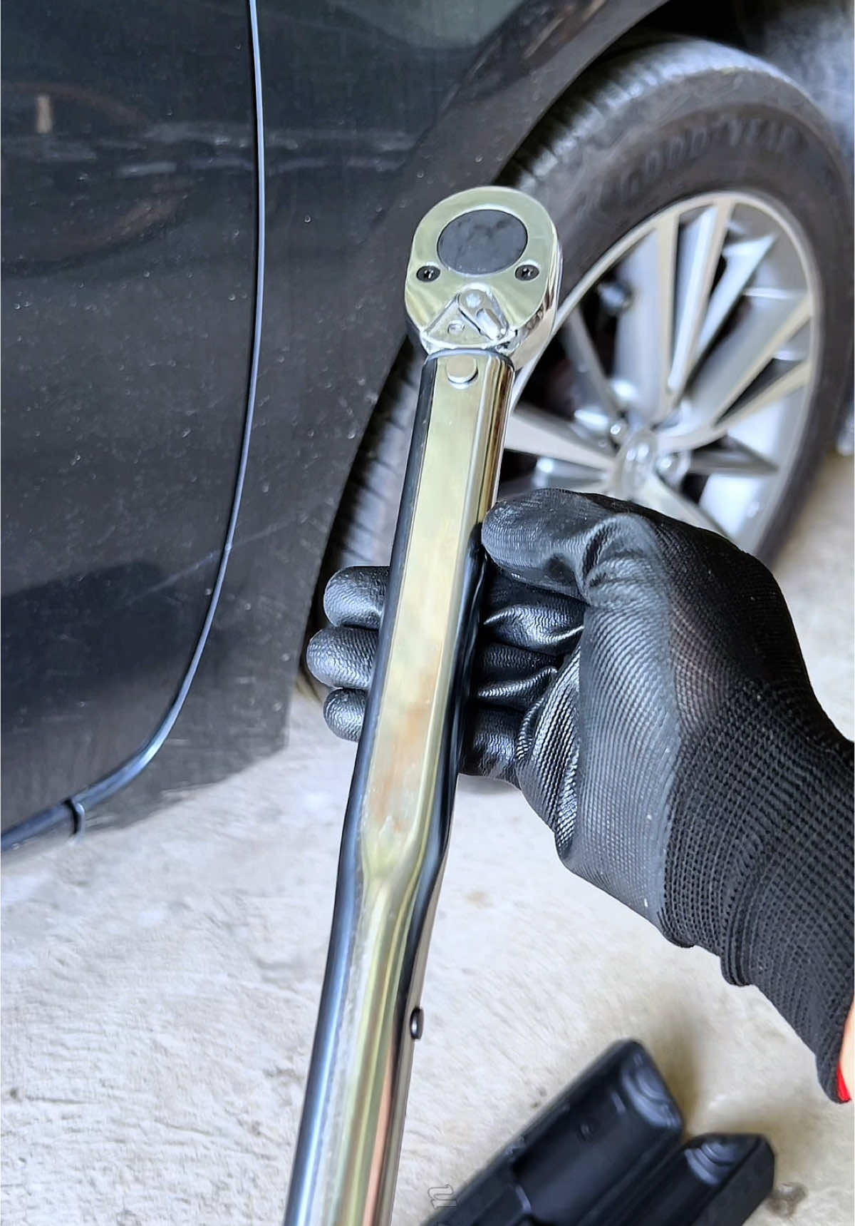 Pantay lahat ng higpit ng lugnuts mo neto. #toque#torquewrench#torquewrenchset#solid#sobra 