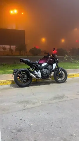🏍️ ✨✨de nochecitas #GymTok #gym#honda #hondacity #cb1000r #gymrat #moto #biker #bikelife #motorcycle #ride #nightride #bikelover 