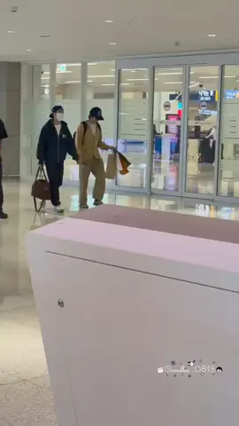 SUHO has safely arrived in South Korea after a 30-hour flight from Santiago, Chile ❤️🥹 #suho #exo  Cr.camellia_0813