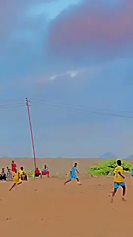 Hala so qabto wiilka 😂🔥#dayartahalgan💕🦁⚽️ #fyp #fouryoupage #somalitiktok #football #vesuvionapoli #viralvideos #fouryou @𝐅𝐚ب𝐢𝐨𝐰 🤴🏽⚡️💀 @HALGAN𝐂Up 🏆 @wll Diyeeshe 10 @ZEYGA🔥 SAMIIRO..6⚽️ @Mohamed Wataniini 