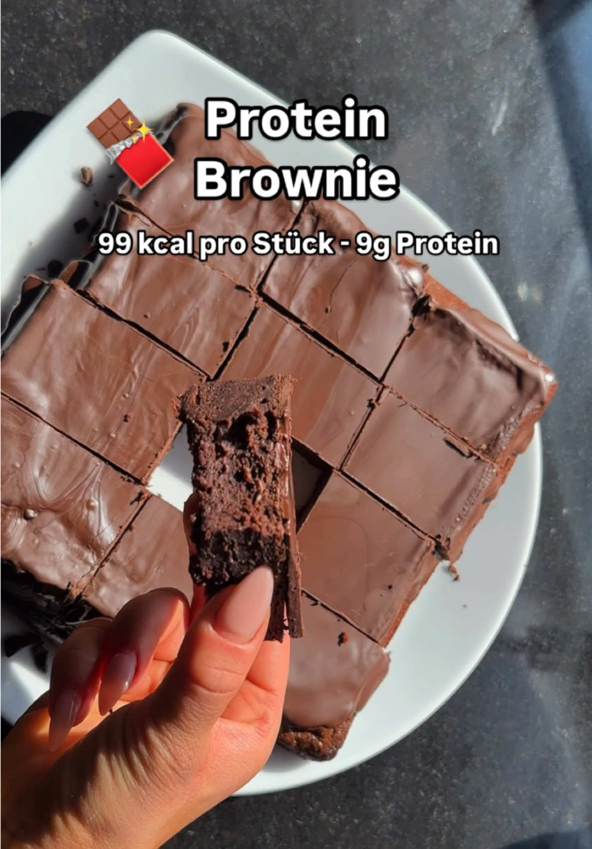 PROTEIN BROWNIE - Unter 100 kcal ❤️🍫🍫 – saftig, fudgy & voller Eiweiß ! ✨114 g Protein | Zuckerfrei | Brownie-Vibes pur✨ ➡️ Folge mir @bylaraxx für mehr Rezepte, Tipps und Tricks für deine perfekte Diät ✨ 🩷   Mit Stern markierte Produkte sind von MORE NUTRTION maximal sparen mit Code „BYLARA“ - Sonntag 20% auf ALLES ❤️⭐️  ❤️ Zutaten: – 150 g Magerquark – 50 g Backkakao 🍫 – 230 ml ungesüßter Mandeldrink 🥛 – 100 g Weizenmehl (Typ 405) 🌾 – 70 g Protein Sahne* 🟣⭐️ – 3 Eier 🥚( 165g )  – 60 g „no more sugar“* 🍬❌⭐️ 	•	1 Prise Salz 🧂 	•	6 g Backpulver ✨ 	•	Chunky Flavour  nach Geschmack Zubereitung: 	1.	Alles in einer Schüssel gut vermengen 	2.	In eine Silikonform oder gefettete Backform geben 	3.	Bei 180 °C Umluft ca. 25 Min. backen 	4.	Auskühlen lassen & genießen – fertig ist dein Protein-Brownie !  #protein #proteinbrownie #brownie #gesundabnehmen #diät #diätrezept #gesundbacken #rezept #lowfat #zuckerfrei