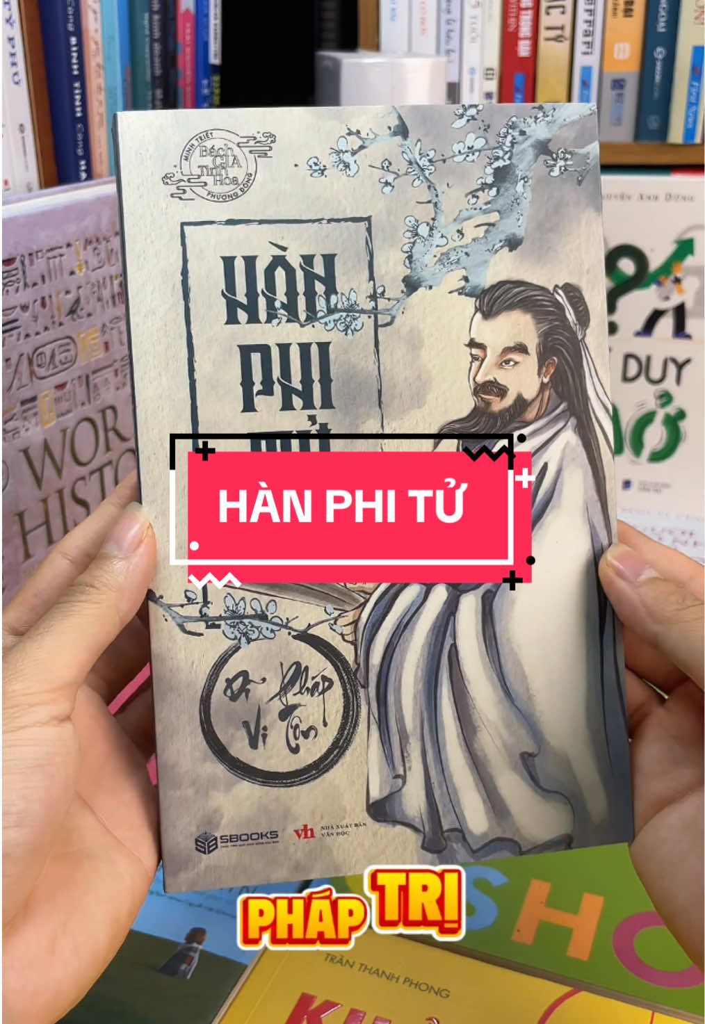 “Hàn Phi Tử” – Tuyệt phẩm tư tưởng của bậc thầy Pháp trị! Bạn đang tìm một cuốn sách sắc bén về chính trị, quyền lực và quản trị con người? “Hàn Phi Tử” chính là cẩm nang không thể bỏ qua! Tác phẩm của Hàn Phi – học trò kiệt xuất của Tuân Tử – là tinh hoa của tư tưởng Pháp gia, nơi pháp luật, thuật trị quốc và nghệ thuật cai trị được phân tích một cách lạnh lùng nhưng cực kỳ thuyết phục. Ông không nói đến đạo đức hay nhân lễ, mà tin rằng con người cần được kiểm soát bằng luật pháp và phần thưởng – trừng phạt rõ ràng. Không phải ngẫu nhiên mà Tần Thủy Hoàng – hoàng đế đầu tiên thống nhất Trung Hoa – lại xem trọng tư tưởng Hàn Phi đến mức mang ra áp dụng để xây dựng một đế chế hùng mạnh! Nếu bạn là người yêu thích triết học, lịch sử, hoặc đơn giản là muốn hiểu sâu hơn về nghệ thuật lãnh đạo và cách vận hành quyền lực, thì đây chính là cuốn sách dành cho bạn.#tiemsachbinhyen #BookTok #sachhay #sách #reading #hanphitu 