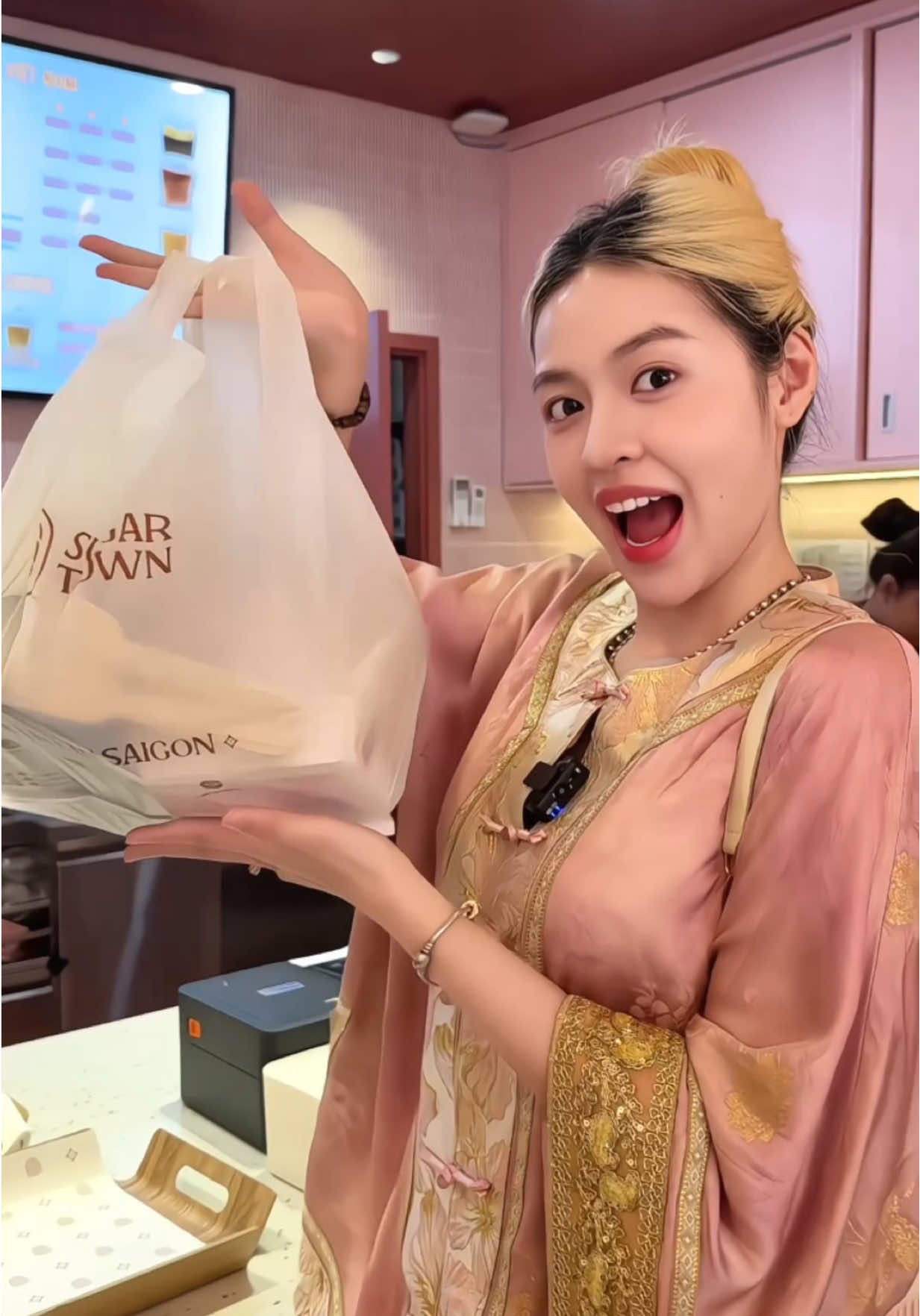Lén chồng đi ăn bánh 😗😗😗 #tranthanhtam #antamfamily #sugartown #burntlavacheesecake #metaverseentertainment 
