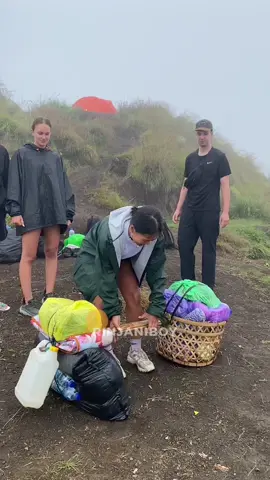 Gliran bule perempuan yang nyobain barang porter gunung rinjani  #rinjaniboy #rinjani #gunung #Hiking #porter 