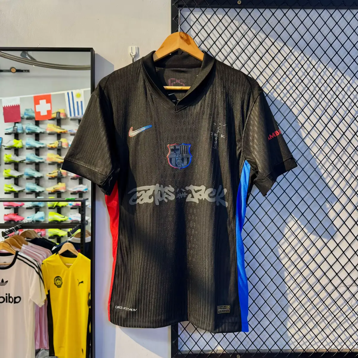 BARCELONA BLACK X TARVIS SCOTT  IN STOXK NOW 😎😎😎