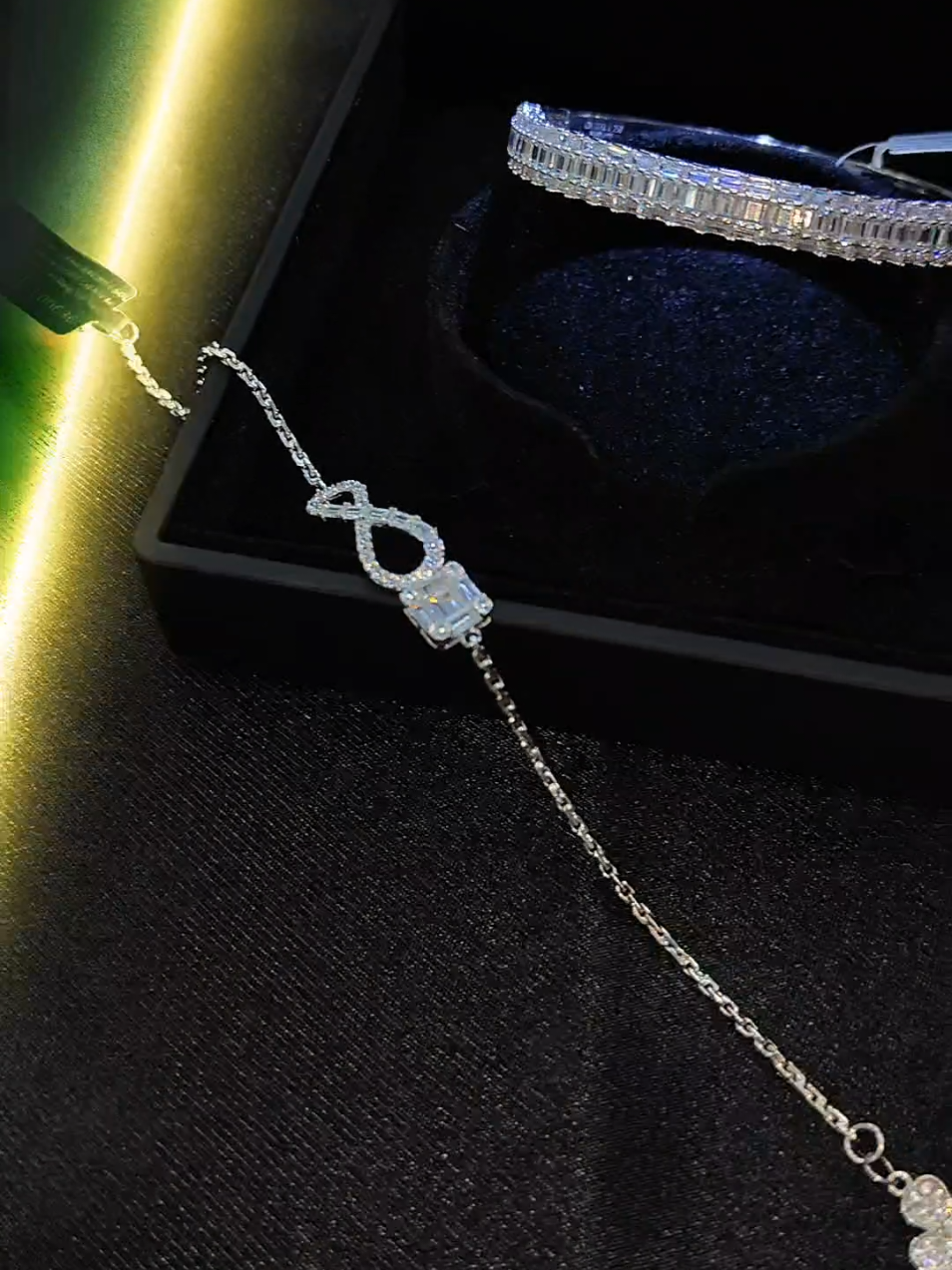 Vàng ý 750 mix đá Baguette #gold #tiktok #atina #tiemvangkimsol #ilovetiktok #xuhuong #vang750 #kimsoljewllery #rosegold #fyb #tina #vongtay #lactay 