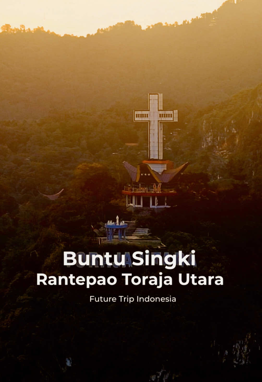 Welcome to Rantepao ✨ Toraja bukan hanya terkenal dengan keindahan adat dan budayanya, tapi juga dengan kerukunan antarumat beragama yang luar biasa, bahkan diakui hingga tingkat internasional. Masyarakat Toraja dari berbagai agama dengan tulus ikut serta dalam upacara adat seperti rambu solo dan rambu tuka, saling membantu dan menghormati satu sama lain. Tokoh agama dari Kristen, Islam, hingga Aluk Todolo bersama-sama menjaga kedamaian dan menghormati perbedaan, mewariskan nilai toleransi sebagai komitmen hidup berdampingan dalam damai. 📍Tugu Salib Buntu Singki, Rantepao #BuntuSingki #Rantepao #TuguSalib #TorajaUtara #ExploreToraja #FutureTripID 