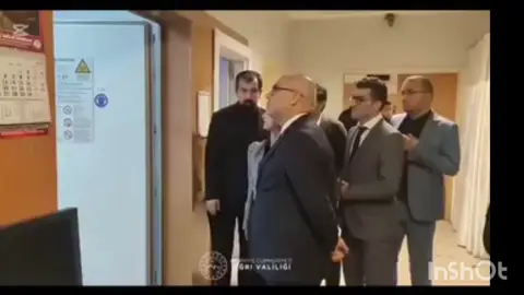 Eyvah Eyvah? Ağrı Devlet Hastanesi’nde Sorunlar Derinleşiyor Yeni İl Sağlık Müdürüne ve Seçilmiş Milletvekillerine Açık Çağrı? Ağrı Eğitim ve Araştırma Hastanesi’nde yaşanan doktor ve cihaz eksikliği, randevu sistemi problemleri ve genel işleyişteki aksaklıklar vatandaşların tepkisini artırmaya devam ediyor. Yapılan üst düzey ziyaretler ve protokol turları ise somut bir çözüm üretmediği gibi, halkın beklentilerini de karşılamıyor. Ağrı Valiliği Mustafa Koç, AK Parti Ağrı İl Başkan Yardımcısı Emrah Yıldırım ve İl Sağlık Müdürü #Doç. #Dr. #Esra #Beşer hastanede incelemelerde bulundu. Ancak bu ziyaretin ardından hastanenin kronik sorunlarına dair herhangi bir adım atılmadı? Bu noktada, göreve yeni atanan İl Sağlık Müdürü Doç. Dr. Esra Beşer’e açık bir çağrıda bulunuluyor! Lütfen ziyaretçileri ve protokol karşılamalarını bir kenara bırakın; Ağrı halkı sizden fotoğraf değil çözüm bekliyor. Hastanenin eksiklerini yerinde görün, ihtiyaçları belirleyin ve halkın sağlığa erişimini kolaylaştıracak somut adımlar atın? Özellikle bazı branşlarda doktor bulunmaması, görüntüleme cihazlarının yetersizliği ve randevu alamayan hastaların mağduriyeti ciddi boyutlara ulaşmış durumda. Halk, randevu sistemine sabah saat 7’de bile girse sonuç alamıyor, tedavi bekleyen binlerce insan çaresizlik içinde? Vatandaşlar ayrıca AK Parti İl Başkanı İlhami Yıldız ve yeni atanan Adana İl Sağlık Müdürü’ne de sesleniyor: Ağrı Devlet Hastanesi’nde neler yaşandığını gelin, halktan dinleyin. Hastaların, hasta yakınlarının, sağlık çalışanlarının sesi olun ve Ağrı'nın bu kangren haline gelmiş sağlık sorunlarına yardımcı olun. Unutulmamalıdır ki bir hastanenin daha iyi, daha modern hale gelmesi valilerin değil; seçilmiş milletvekillerinin, Sağlık Bakanlığı’nın ve Ağrı’daki yetkililerin asli görevidir. Vali elinden geleni yapmaya çalışsa da, bu konunun çözümünde asıl sorumluluk halk tarafından seçilen ve halk adına görev yapan siyasilerde ve kurumlardadır. Ağrılılar ayrıca ağır bir soruyu yüksek sesle sormaya başladı: “Milletvekili seçtik, ama nerede bu milletvekilleri? Nerede bu yetkililer?” Seçimden bu yana halkın içine girmeyen, telefonlara cevap vermeyen, mesajlara dahi dönmeyen vekiller için tepkiler çığ gibi büyüyor. Vatandaşlar, bu milletvekillerinin not defterlerine halkı değil, yalnızca protokol ziyaretlerini yazdıklarını söylüyor. Ve bir soru doğrudan #Cumhurbaşkanı'na yöneltiliyor? Sayın #Cumhurbaşkanım, Ağrı halkı olarak size soruyoruz halk tarafından seçilen milletvekilleri ne iş yapıyor? Halkın vekili mi, yoksa sadece TBMM'de maaş alıp evine dönen memurlar mı? Ağrı halkı çözüm bekliyor, sesinin duyulmasını istiyor?