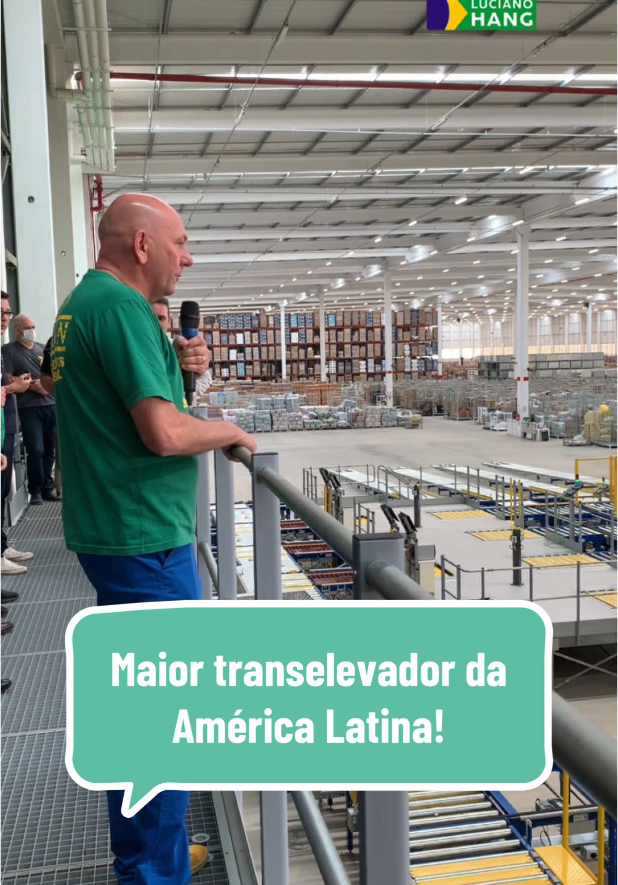 Quatro anos da inauguração do nosso transelevador, o maior e mais tecnológico da América Latina 🚀💪  O transelevador fica localizado no Centro de Distribuição Havan, em Barra Velha (SC) com um investimento de cerca de 200 milhões para trazer mais qualidade, garantindo que nossos produtos cheguem às lojas e na sua casa com mais agilidade. Para ter uma noção do tamanho de tudo isso, ele equivale a 900 caminhões cheios, tem capacidade para separar dois milhões de produtos por dia e consegue atender as demandas das nossas 181 megalojas de forma simultânea, o que faz a Havan estar cada vez mais eficiente! Você já conhecia o nosso transelevador? Me conte nos comentários! #LucianoHang #VéioDaHavan #Havan #CDH