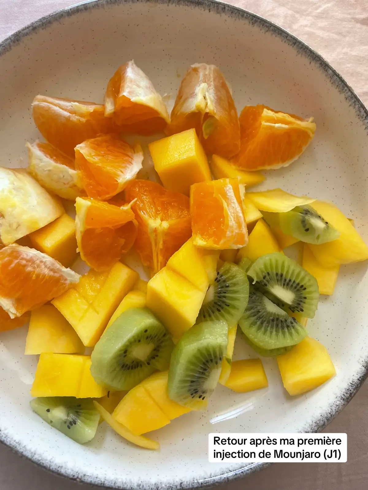 Aujourd’hui, jour 1 après l’injection, je ne ressens aucune sensation de faim🤔. À 14h, je me prépare une petite assiette de fruits 🥭🍊🥝, mais je n’ai ni faim ni envie de la manger, ni même de la finir. C’est assez surprenant, mais je reste à l’écoute de mon corps. #Mounjaro #Paris #BonPlan #Pharmacie #santé #pertedepoids 