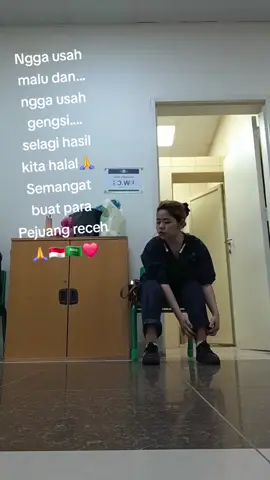 Sambil clingak clinguk😁 masih ada bu guru pada lewat😄🙏🇸🇦🇮🇩❤️
