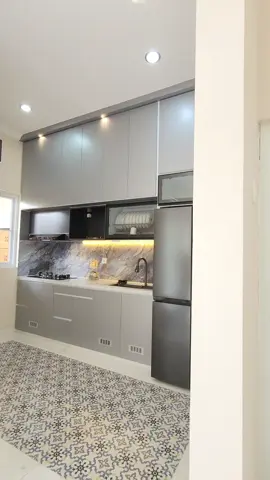 Kitchen set Aluminium Framless warna Metalic Black kombinasi Sub Silver 🤗 #kitchenset #kitchensetaluminium #kitchensetantirayap #kitchensetantiair #kitchensetantilembab #kitchensetminimalis #interior #interiordesign #furniture #furnituredesign #inspirasi #dapur #dapurmodern #fyp #fypdong #bismillahfyp 