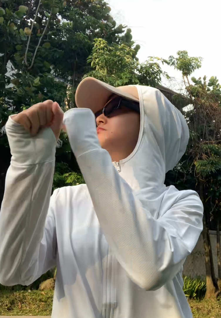 nih aku spill jaket olahraga anti uv yang aku pake, check out di keranjang kuning yaa🫰🏻