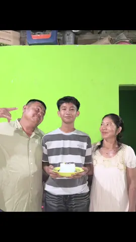 Selamat ulang tahun kk foto bersama kakek dan nenek @Satria Neisya 