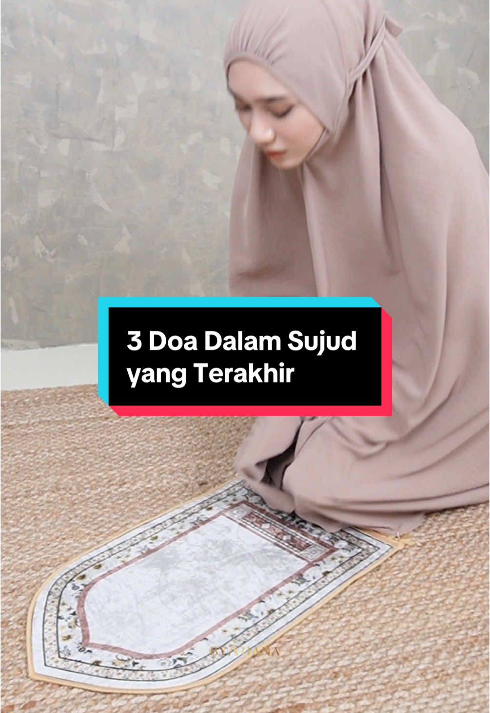 Amalkan 3 doa dalam sujud terakhir semasa solat. Hadith Ali bin Abi Tholib dalam Sahih Muslim menyebut, “Yang paling dekat hamba dengan Tuhannya adalah ketika di dalam sujud. Maka banyakkan berdoa semasa sujud”. #IkhlasBeribadahKeranaMu #ByAriana #telekungbyariana #umrahoutfit