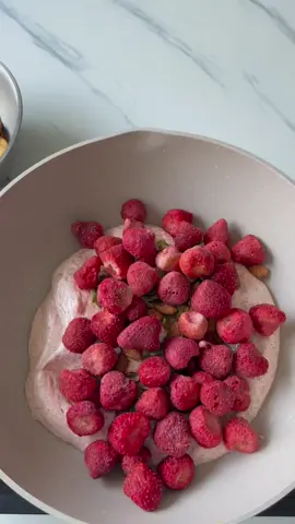 Baby, if you are not happy, eat a strawberry, sweet and sour strawberry nuts, snowflake crispy, sweet and sour, crispy and not greasy!  #tiktokcookbook #fyp #viralvideo #tiktokfood #strawberries #EasyRecipe #homemade 
