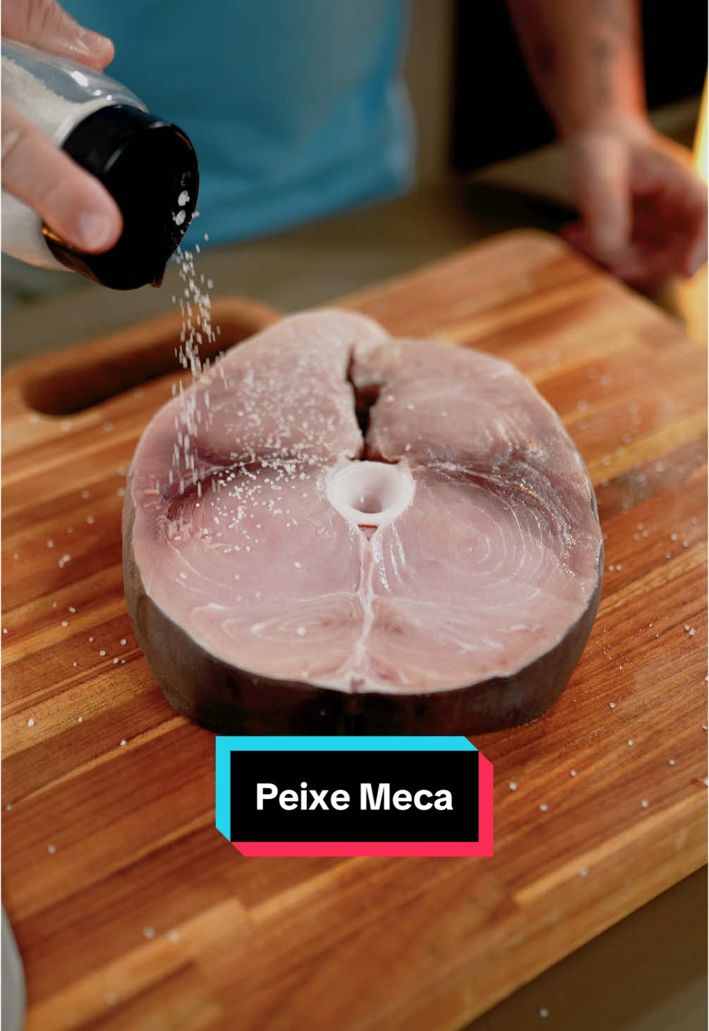 🌊🔥 Hoje tem Picanha do Mar! E quando eu falo “picanha”, não é brincadeira não… 🐟 Trouxe o Peixe Meca (ou Espadarte pra quem conhece assim) pra um grelhado especial, grosso e suculento do jeito que a gente gosta! 🧄🍋 O tempero? Alho, alcaparra, limão, shoyu, pimenta do reino, sal, salsinha, manteiga de garrafa e chimichurri seco… É sabor demais em cada camada! 🔥 A grelha tá no grau e o corte tá bruto — então a técnica tem que acompanhar! Grelhar um peixe assim exige respeito… e um toque de malandragem que eu vou te mostrar no vídeo. 👉 Dá o play e confere como transformar peixe em protagonista do churras! @dinoxx.brasil 