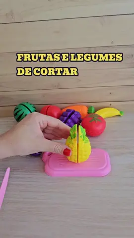 Kit Cozinha Infantil Comidinha de Brinquedo Frutas de Brinquedo de Cortar de Velcro 🍓🥦 Diversão Saudável com Frutinhas e Legumes de Velcro! 🍇🍋  Neste vídeo super divertido, vamos brincar com um colorido conjunto de frutinhas e legumes de brinquedo com velcro, perfeitos para estimular a criatividade e a coordenação motora das crianças! 🧠✨  As frutinhas se separam ao meio e fazem um som delicioso ao serem 