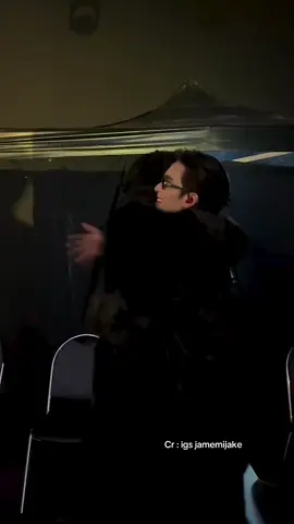 หน้าเวทีก็กอดกัน หลังเวทีก็กอดกัน กอดให้กำลังใจก่อนขึ้นโชว์ไป1กรุบโอ๊ยยยยยยยเขินนนนโว้ยยย 🤯#perthppe #perthtanapon #เพิร์ธธนพนธ์ #kdppe #santapp #แซนต้าพงศภัค #santapongsapak #santyofsanta #perthsanta #เพิร์ธแซนต้า #LOLFanFest2025D2 