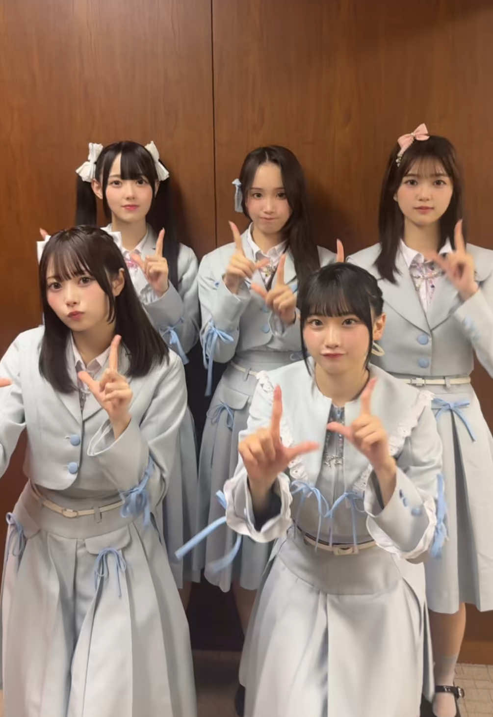 あれ…カメラが勝手に…？📸💛　　　　　　　　 🎀@松本ももな 🎀  🤍@葉月紗蘭  ❤️@星谷美来(ほしたに みくる)  🩷@橋本桃呼(はしもとももこ)  💛@せんしゅちゃん  #高嶺のなでしこ #たかねこ #HoneyWorks #松本ももな #葉月紗蘭 #星谷美来 #橋本桃呼 #城月菜央 