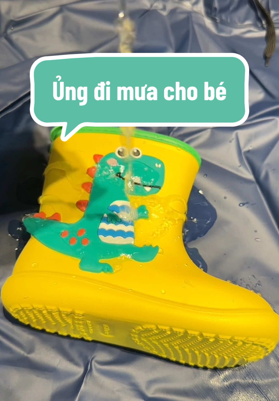 Ủng đi mưa của anh Tây, không thể xinh yêu hơn #metayreview #ungdimuachobe #ungdimua 