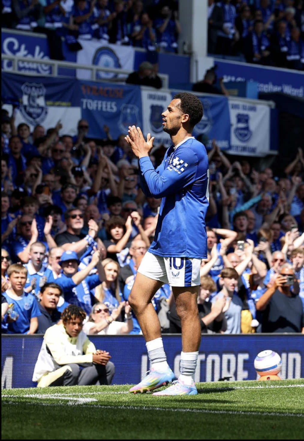 The last dance. Thank you, Goodison Park 💙 Farewell @Everton #PremierLeague #farewellgoodison 