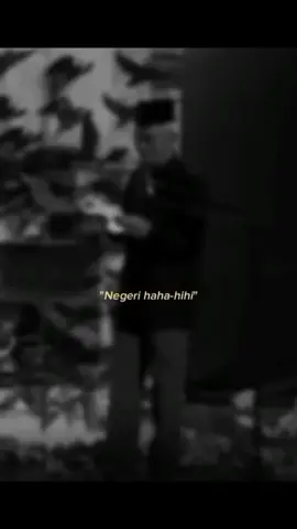 Negeri haha-hihi Oleh: KH A Mustofa Bisri  Bukan karena banyaknya grup lawak, maka negeriku selalu kocak. Justru grup – grup lawak hanya mengganggu dan banyak yang bikin muak. Negeriku lucu, dan para pemimpinnya suka mengocok perut. Banyak yang terus pamer kebodohan dengan keangkuhan yang menggelikan Banyak yang terus pamer keberanian dengan kebodohan yang mengharukan Banyak yang terus pamer kekerdilan dengan teriakan yang memilukan Banyak yang terus pamer kepengecutan dengan lagak yang memuakkan. Ha ha ... Penegak keadilan jalannya miring Penuntut keadilan kepalanya pusing Hakim main mata dengan maling Wakil rakyat baunya pesing. Hi hi ... Kalian jual janji – janji untuk menebus kepentingan sendiri. Kalian hafal pepatah-petitih untuk mengelabui mereka yang tertindih Pepatah petitih, ha ha ... Anjing menggonggong kafilah berlalu, Sambil menggonggong kalian terus berlalu. Ha ha, hi hi ... Ada udang dibalik batu, Otaknya udang kepalanya batu. Ha ha, hi hi Sekali dayung dua pulau terlampaui, Sekali untung dua pulau terbeli. Ha ha, hi hi Gajah mati meninggalkan gading, Harimau mati meninggalkan belang, kalian mati meninggalkan hutang Ha ha, hi hi Hujan emas di negeri orang, hujan batu di negeri sendiri, Lebih baik yuk hujan–hujanan caci maki. Ha ha, hi hi... #gusmus #mustofabisri  #hikpokrit #syair #nkri #indonesiacemas 