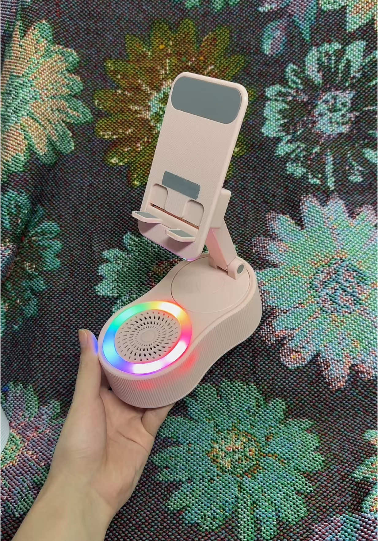 This induction speaker that also offers Bluetooth, but you don't need it! Is amazing you're gonna be able to hear your music all through the house! #wirelessspeaker #speaker #bluetoothspeaker #phonespeaker #wireless #bluetooth #trend #gift #gadgets 