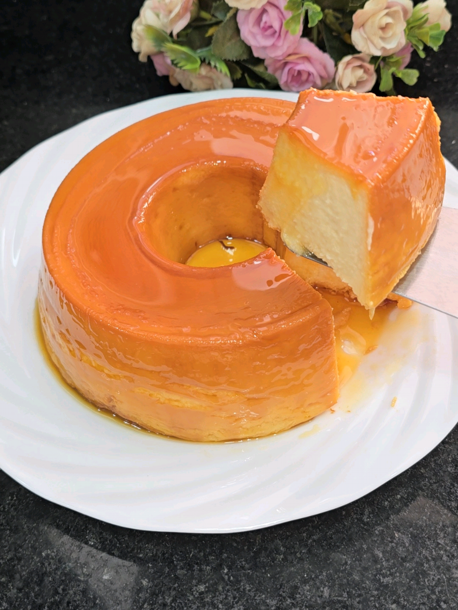 🍮 Pudim sem ovos sem gelatina fácil e delicioso 😋  🍮Massa pudim 🍮2 caixa de leite condensado integral 🍮2 corpinhos de iogurte natural 🍮Ingredientes 🍮Calda 🍮1 xícara de açúcar 🍮1/2 xícara de água 🍵Usei xícara de 200ml Assar em forno pré aquecido na temperatura de 180°C, por mais ou menos uns 1h mas esse tempo pode dependendo do seu forno Quer a receita do iogurte natural Comenta ai ✍️✍️ #receitasimples #pudim #sobremesa 