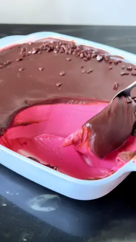🍓 Sensação na Travessa – sobremesa rápida, cremosa e irresistível! 🍫 Se você ama praticidade e sabor, essa receita é pra guardar no coração (e no caderninho também!). Em poucos minutos, você prepara uma sobremesa leve, com gostinho de morango com chocolate que derrete na boca. Olha só como é fácil: 🍓 Ingredientes do creme: 	•	2 caixinhas de creme de leite 	•	2 caixinhas de leite condensado 	•	1 pacotinho de suco em pó sabor morango (aquele famoso 😉) Modo de preparo: Bata tudo no liquidificador até ficar bem cremoso. Despeje numa travessa. 🍫 Ganache: 	•	100g de chocolate (meio amargo ou ao leite, você escolhe!) 	•	60g de creme de leite Preparo da ganache: Derreta o chocolate no micro-ondas (de 30 em 30 segundos, mexendo sempre), misture com o creme de leite até ficar bem lisinho e brilhante. Espalhe por cima do creme rosa. Finalize com um toque especial (raspas de chocolate, morangos picados ou o que o coração mandar 💕), leve à geladeira por algumas horinhas e pronto! #sobremesa #receitafácil #doces #sobremesasimples #receitarápida #cozinhandocomamor #comidacaseira 