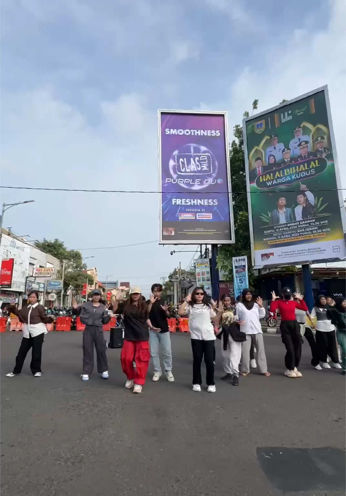 CFD Kudus vibes-nya panas tapi rame banget!!🔥  Siapa yang ikutan joget juga? #DanceInPublic #CFDKudus #JogetBareng #DanceCoverIndonesia   #FYP #FYPシ #FYP2025 #TiktokJoget #KudusVibes #CFDChallenge   #RandomDanceInPublic #KPopInPublic #DanceChallenge  