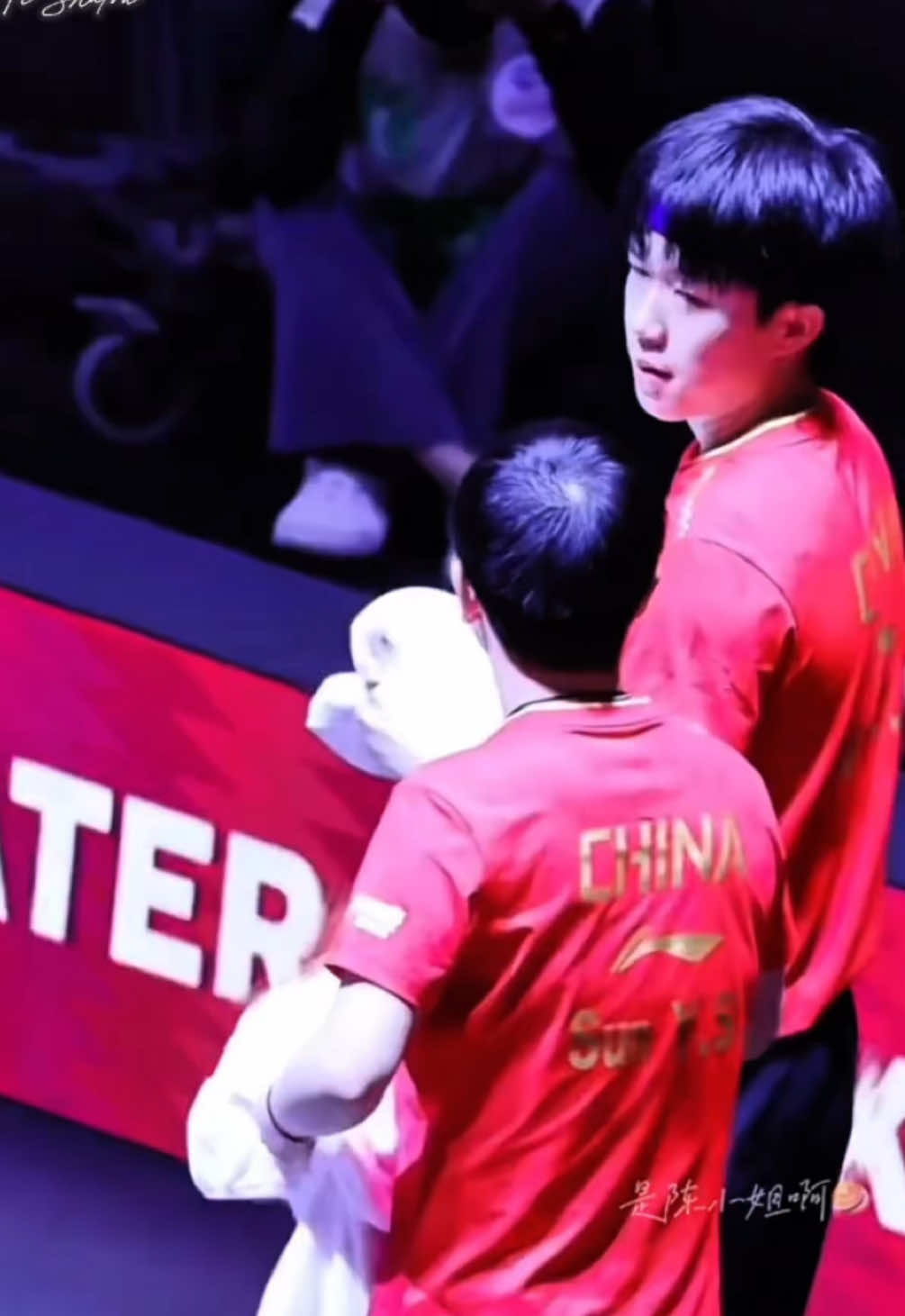 Nghe 2 bạn nhỏ bàn chiến thuật thì lại nhớ được chữ “tuây” nào đó của anh trai. Video quay được rất rõ ánh mắt của Khâm nhìn Sa. Người trẻ cố giấu đi lời yêu nhưng quên mất rằng đôi mắt biết nói ❤️  #shatou莎头 #shatou #王楚钦孙颖莎 #tondinhsa #sunyingsha #孙颖莎 #shasha #wangchuqin #vuongsokham #王楚钦 #datou #tabletennis #tiktok #xuhuong #trending #moment #bongban #5114  