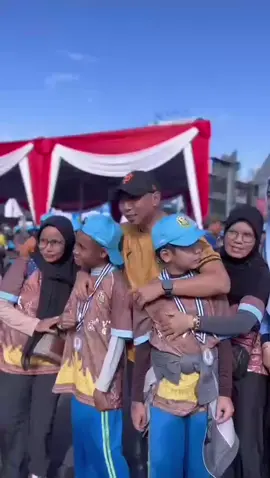 BANDAR LAMPUNG UNTUK SEMUA Pemprov Lampung terus berkomitmen membangun daerah yang maju, ramah, adil, dan inklusif. Dimana setiap orang dihargai dan diberi ruang untuk berkembang.  Tanpa terkecuali.Dalam rangka HUT ke-343 Kota Bandar Lampung, Gubernur Lampung,  iyay @Rahmat Mirzani Djausal bersama Wali Kota  bunda Eva berbaur dan bergerak bersama ribuan warga. Termasuk para penyandang disabilitas. Dalam kegiatan jalan sehat dan senam bersama.  Gubernur Mirza menegaskan: pembangunan harus menyentuh semua kalangan. Tak ada yang ditinggalkan. Tak ada yang dikecualikan.Mari kita terus jaga semangat kebersamaan, dan wujudkan Bandar Lampung sebagai kota yang merangkul, mendengar, dan membanggakan semua warganya. #LampungMaju #indonesiaemas #BandarLampungUntukSemua #DisabilitasBerdaya #InklusifItuKeren #RahmatMirzaniDjausal #EvaDwiana #HUTBandarLampung343 #BergerakBersama #gubernurlampung  #lampung #brotherrmd #foryoupage #fy 