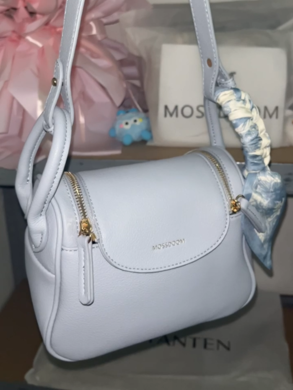 “Tas bantal tapi bukan buat tidur, ini buat tampil makin chic!” Tampil kece nggak harus ribet, MOSSDOOM Zenith Bag jawabannya! Model kekinian, bisa diselempang atau bahu, warnanya cakep-cakep parah! Cocok buat hangout, ngampus, sampe date bareng doi! Lagi diskon gede, dari 249rb jadi cuma Rp175.000 aja! Belum punya? Yaa siap-siap nyesel liat bestie udah beli duluan! #tasbantalviral #MOSSDOOM #taswanitakekinian #fyp #OOTDcewek #tasselempanglucu #tascewekfancy #fypindonesia #tas2025 #taschicstyle #tas #tasmurah #tasselempang 