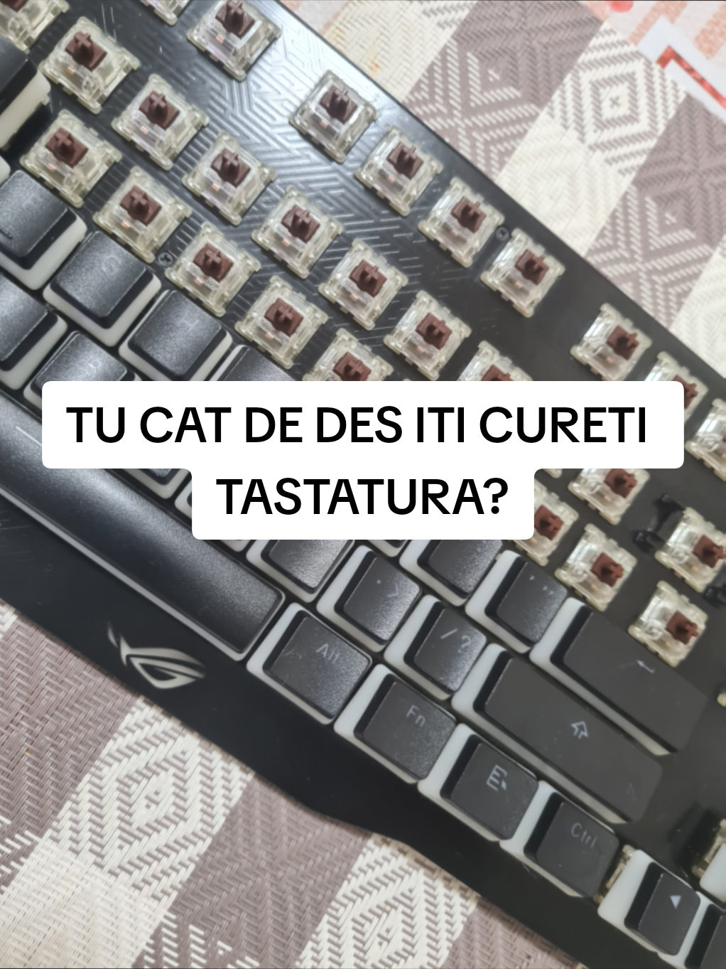 Tu cat de des iti cureti tastatura? #curataretastaturamecanica  #tastaturamecanica  #rog  #claymore  #curataretastatura  #curataretaste 