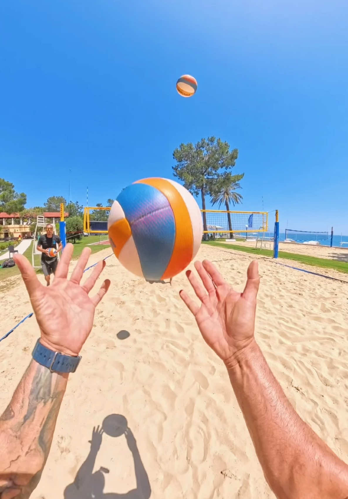 Brain damage drill 🧠🏐🙌🏼 #beachvolley #beachvolleyball #volleyball #lifesabeachcamps #volei #voleibol #voleybol #voleidepraia #plajvoleybolu #robinsonclub #robinsoncamyuva #camyuva #kemer #antalya #turkiye #asmr #asmrvideos  #asia #insta360  #pov  @insta360_official 