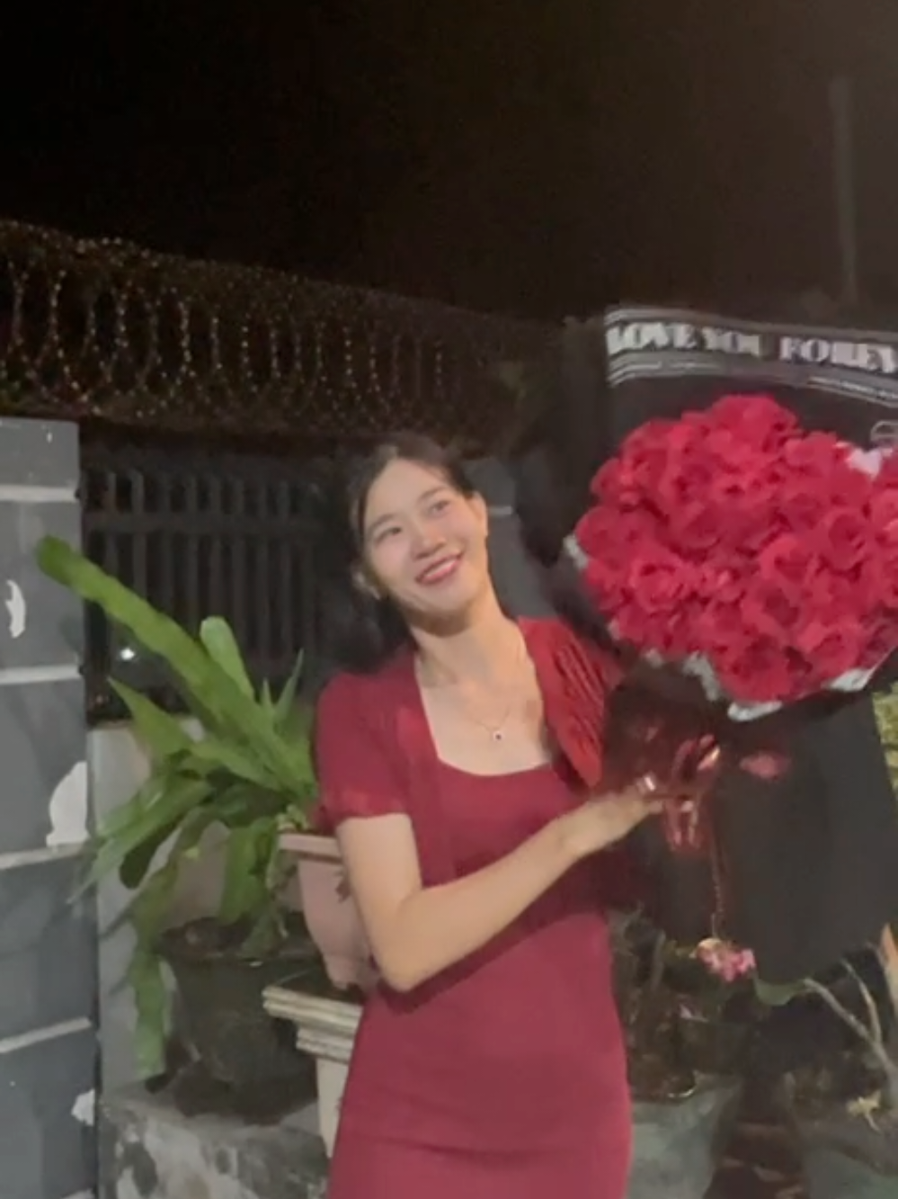 33 Roses mean she loves me until three life 💞 & three world 🌍#rosestrend #fyppppppppppppppppppppppp #creatorsearchinsights #ngelone 